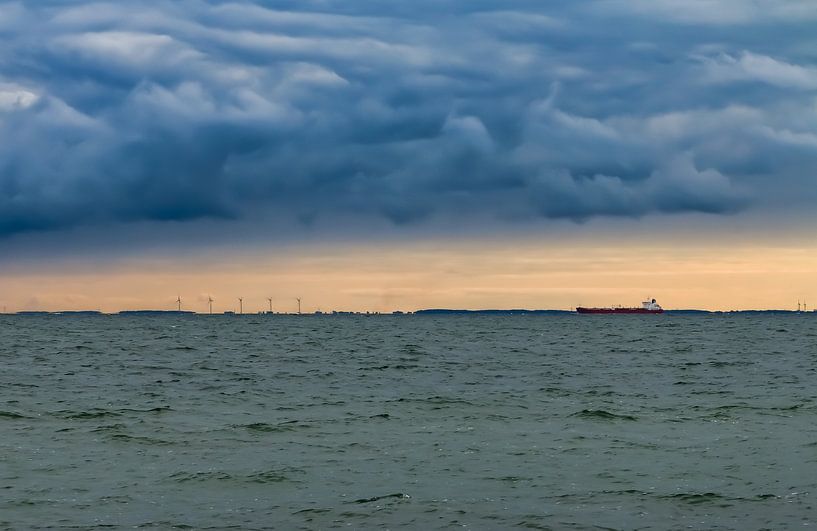 Wolken über dem Fjord von Manon Zandt