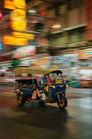 Bangkok nightlife: movement and lights in the big city