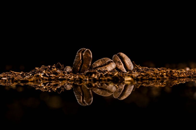 Drei Kaffeebohnen in einer Reihe von Corrine Ponsen