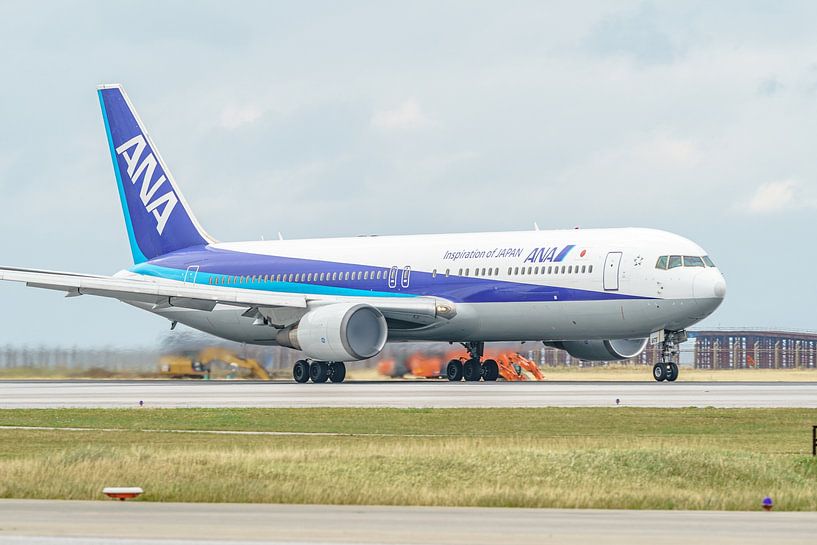 ANA (All Nippon Airways) Boeing 767-300. von Jaap van den Berg
