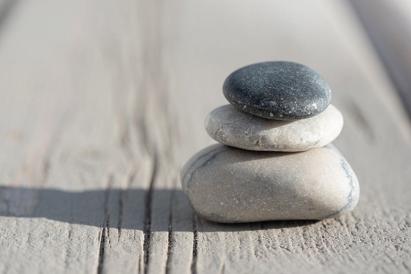 Steine bilden einen Turm von Ulrike Leone