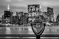 Empire State Building und Chrysler Building bei Nacht (schwarz-weiß)