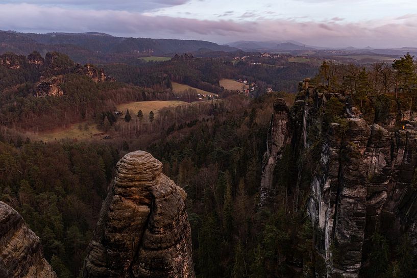Felsen im Elbsandsteingebirge bei Sonnenaufgang von Alexander Ließ