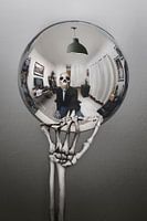 Squelette autoportrait avec sphère réfléchissante dans le style Escher - Hommage à l'artiste (2022 édition)