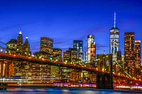 NYC: Skyline Brooklyn Bridge und Manhattan während der blauen Stunde