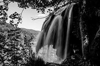 Schwarzer und weißer Wasserfall in Plitvice, Kroatien