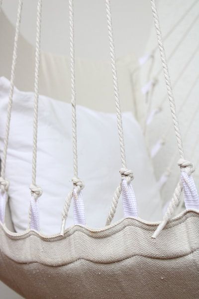 fauteuil suspendu beige par Angelika Wall