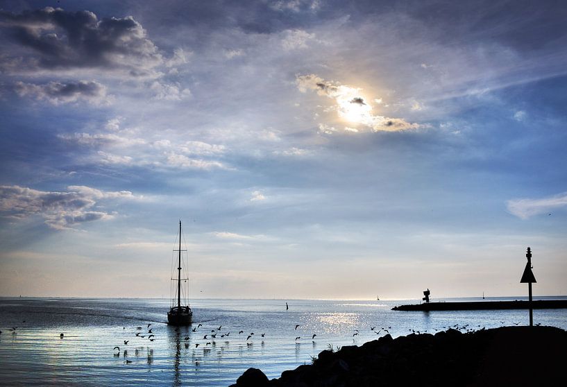 Entering/Entering the harbour by Harrie Muis
