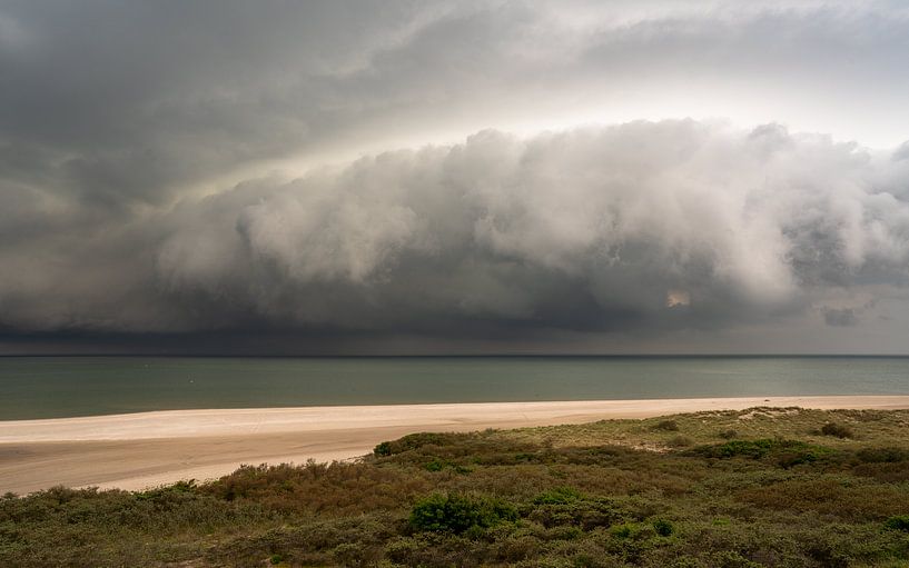 Der nahende Sturm: Eine dramatische Szene an einem holländischen Strand von Jeroen Kleiberg