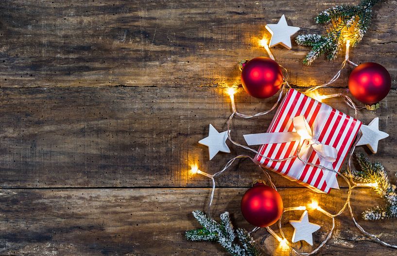 Cadeau de Noël avec ornements et composition lumineuse par Alex Winter