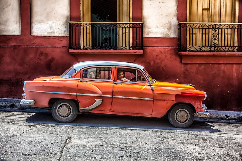 Voiture classique vintage à Cuba dans le centre de La Havane. One2expose Wout kok Photographie. par Wout Kok