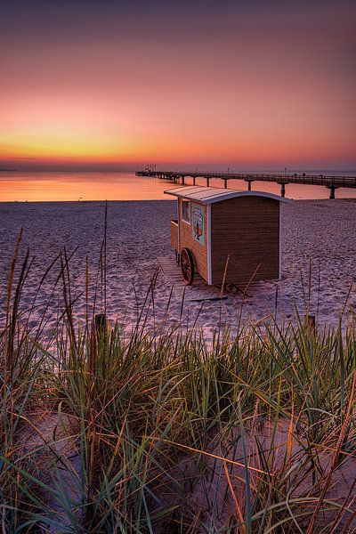 Warmer Sonnenaufgang am Ostseestrand von Scharbeutz von Voss Fine Art Fotografie