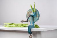 Still Life / Antique broyeur de haricots verts avec des haricots verts sur une table en bois blanc