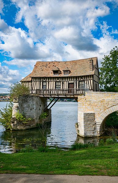 Altes Fachwerkhaus Wassermühle auf Brücke Seine River, Vernon, Normandie, Frankreich, Europa von ChrisWillemsen