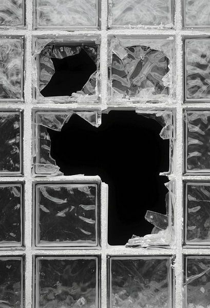 zerstörtes Fenster aus Glasbausteinen von Heiko Kueverling