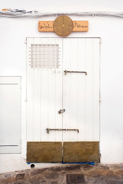 Die charakteristischen Türen von Ibiza von Jalisa Oudenaarde