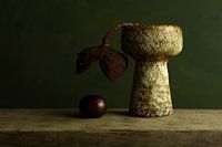 Loslassen, authentisches Stilleben mit Kastanie