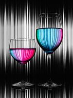 Abstrakter Teller mit Gläsern und einer Spiegelung im Wasser der Gläser