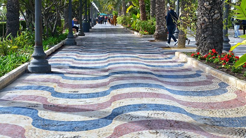 Der Boulevard von Alicante mit seinem bunten Mosaik in einem Wellenmuster von Gert Bunt