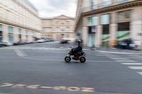Homme ou moto à Paris
