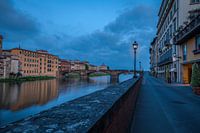 Florence, route le long de l'Arno à l'heure bleue