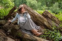 Schöne Frau in böhmischem Outfit