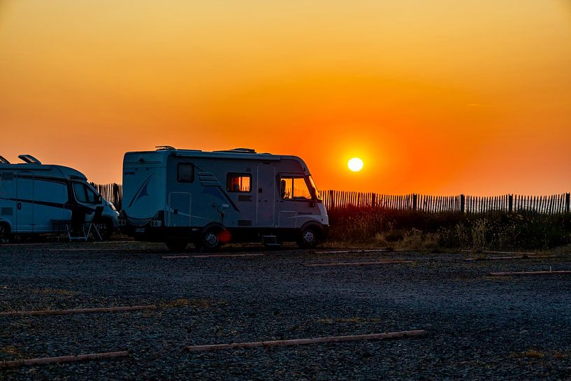 Promenade nocturne sur la plage dans la magnifique Normandie, y compris le coucher de soleil près de Cabourg - France par Oliver Hlavaty