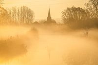 Die Kirche von Grimminge an der Dender in stimmungsvollem Morgenlicht