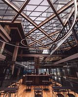 Architectuur dak en bistro leeg