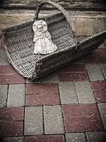 Heel oud popje in mand