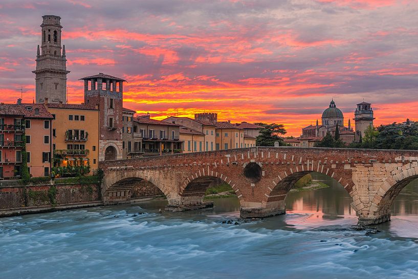 Coucher de soleil au pont Ponte Pietra, Vérone, Italie par Henk Meijer Photography