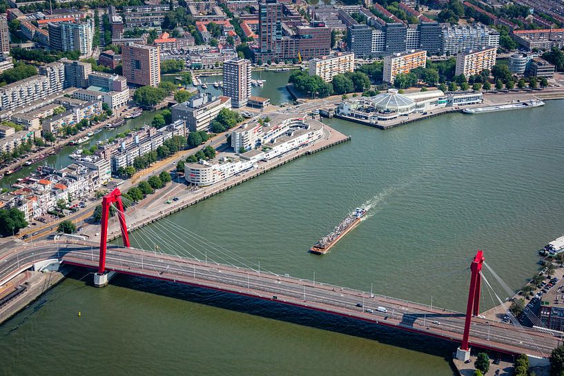 Rotterdam aus der Luft, mit seiner schönen historischen Willemsbrug. von ByOnkruud
