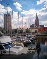 Dunkerque-Hafen des Bassin du Commerce (Jachthafen) mit Glockenturm im Hintergrund.