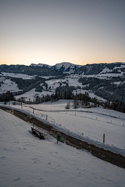 Frostiger Morgen in Oberstaufen mit Blick auf den Hochgrat von Leo Schindzielorz