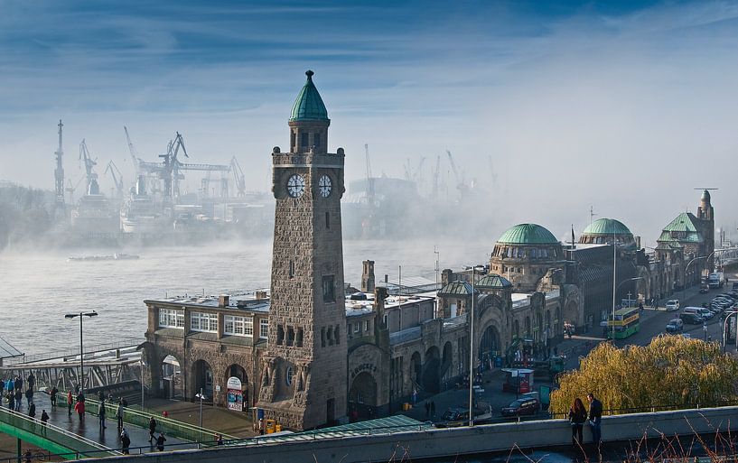 Hambourg - Ponts d'embarquement avec tour de contrôle par Ingo Boelter