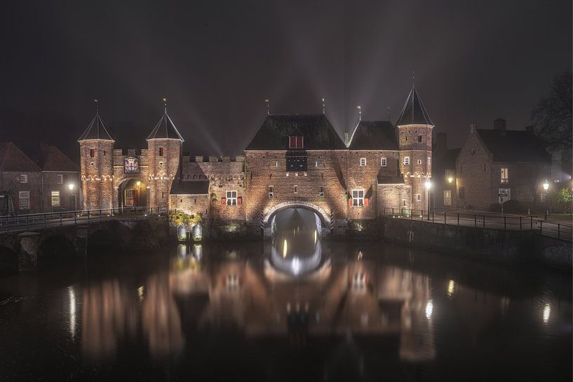 Le Koppelpoort Amersfoort dans le brouillard par Dennisart Fotografie