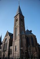 St. Bonifatiuskirche in Dokkum unter blauem Himmel