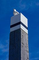 Eine Möwe an einer Stange