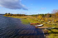 Boote an einem See in Schwedisch Lappland