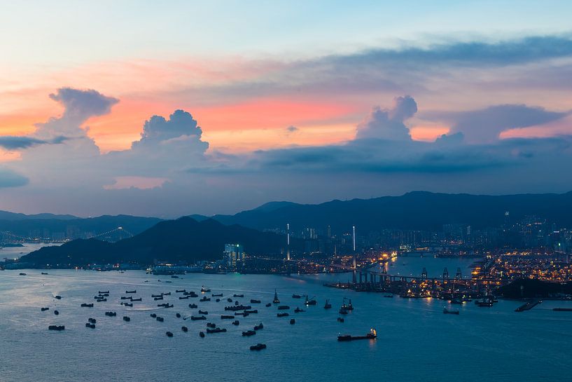 HONG KONG 02 by Tom Uhlenberg