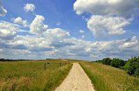 Wolken en blauwe lucht op toeristische route in Zelhem, Achterhoek