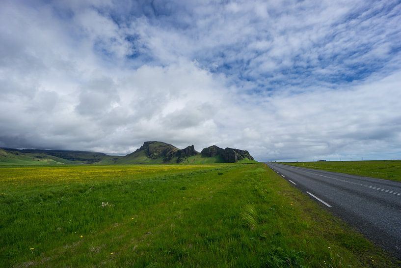Island - Straße durch endlose grüne Landschaften und Berge von adventure-photos