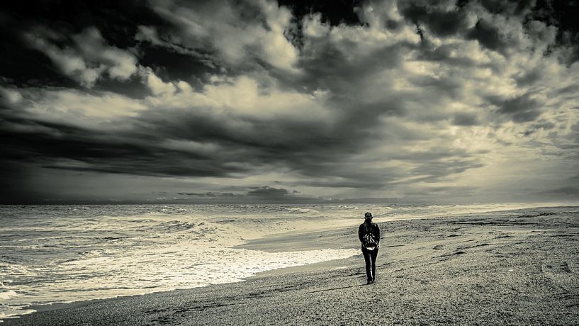 Mensch einsam am  Strand mit Gewitterwolken in schwarz-weiss von Dieter Walther