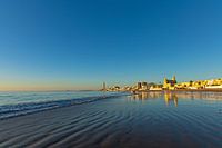 Sandstrand in Chipiona bei beginnendem Sonnenuntergang