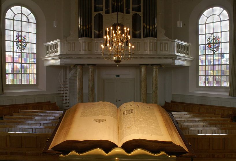 Offene Bibel auf der Kanzel der Dorpskerk in 's-Gravenzande. von Gert van Santen