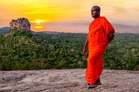 zonsopgang lion rock Sri Lanka met monnik
