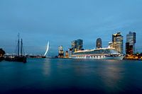 Kreuzfahrtschiff auf der Maas