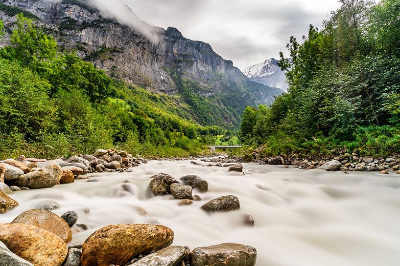 Felsiger Fluss mit hohen Bergen von Dafne Vos