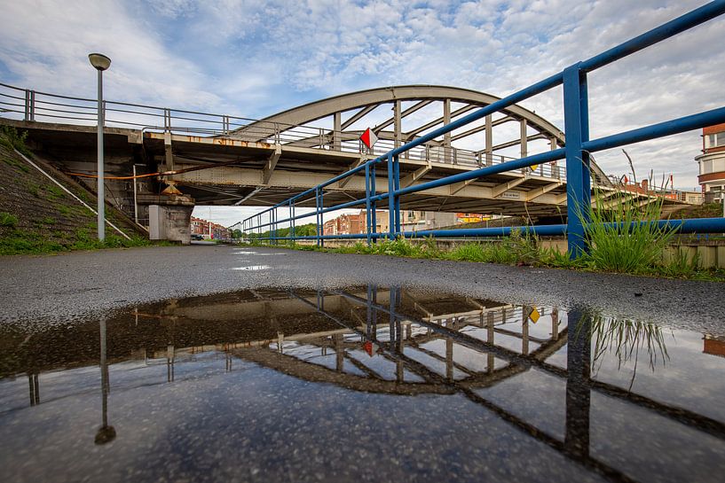 le pont sur la lys à Menin après une averse de pluie, Belgique par Fotografie Krist / Top Foto Vlaanderen