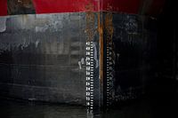 Kunst am Schiffsbug im Hafen.